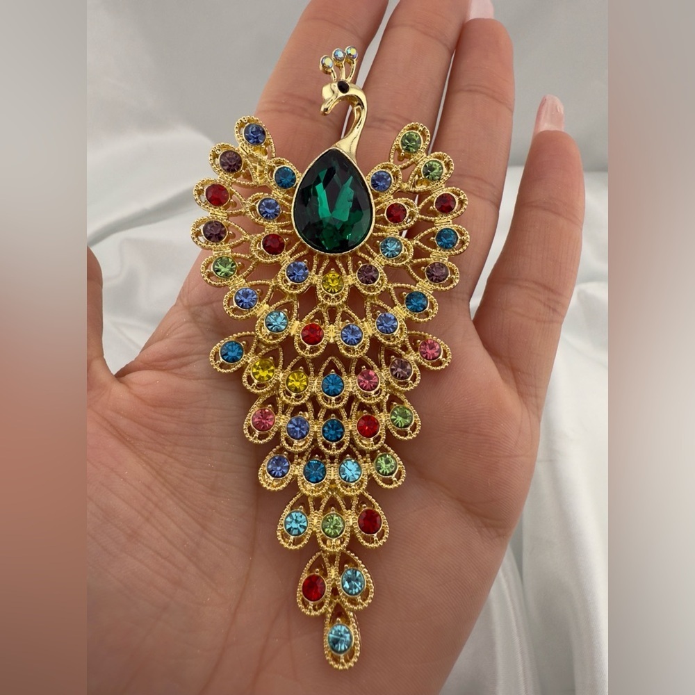 Queen Style Gold Peacock Brooch with Multicolor Gems - Picture 9 of 10